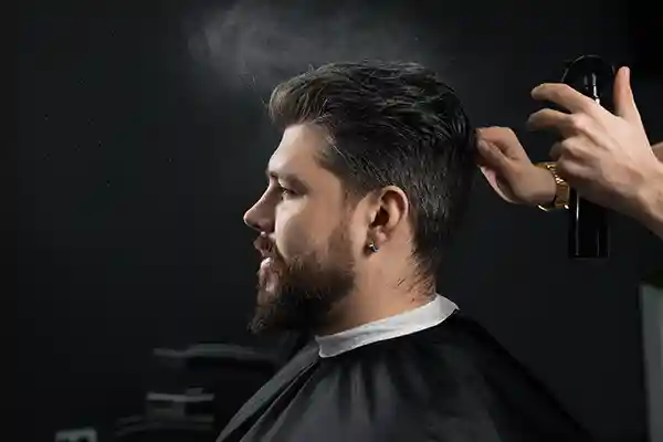 Mann beim Friseur