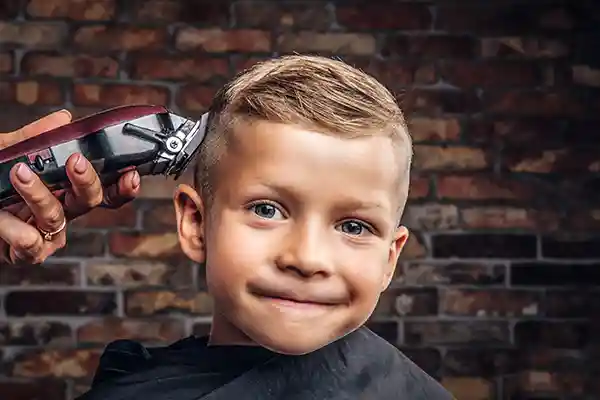 Kind beim Friseur
